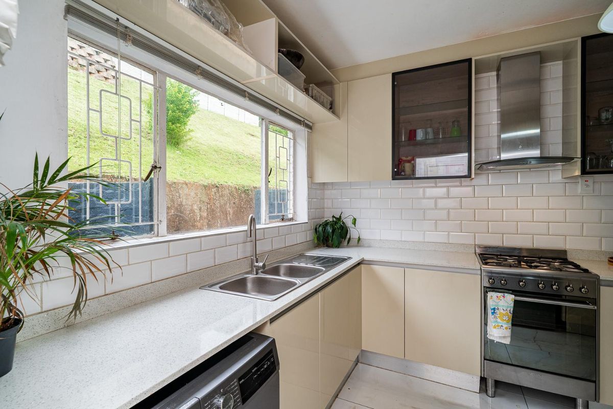 Beautiful 2-Bedroom Apartment With Garden Patio in Prime Hillcrest Location - Photo 2