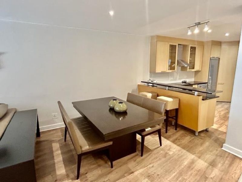 MODERN EXECUTIVE 2 BED 2.5 BATH FURNISHED GARDEN APARTMENT BENMORE - Photo 8