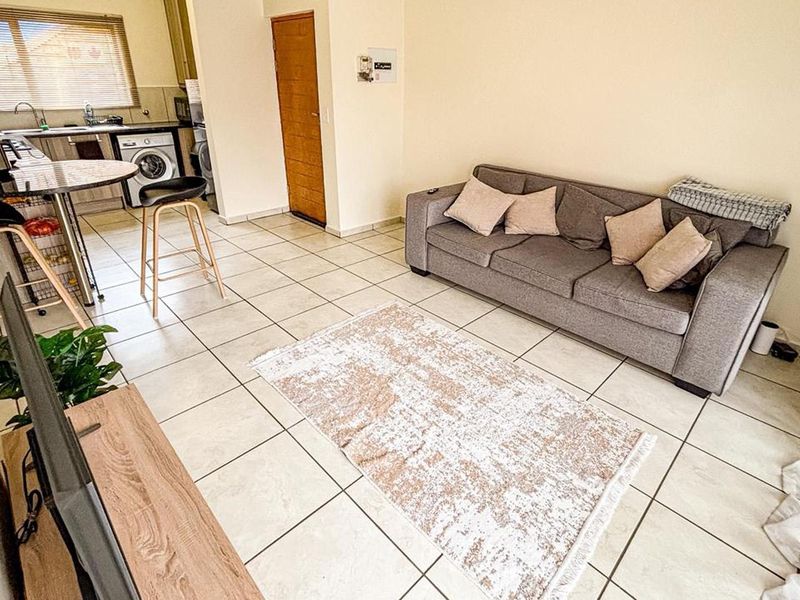 Modern Living: Spacious 2-Bed, 2-Bath Ground Floor Unit Awaits - Photo 2