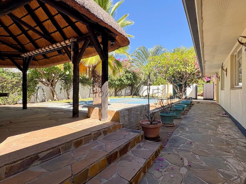 Otjiwarongo:  Home with 5 Bedrooms is for sale - Photo 3