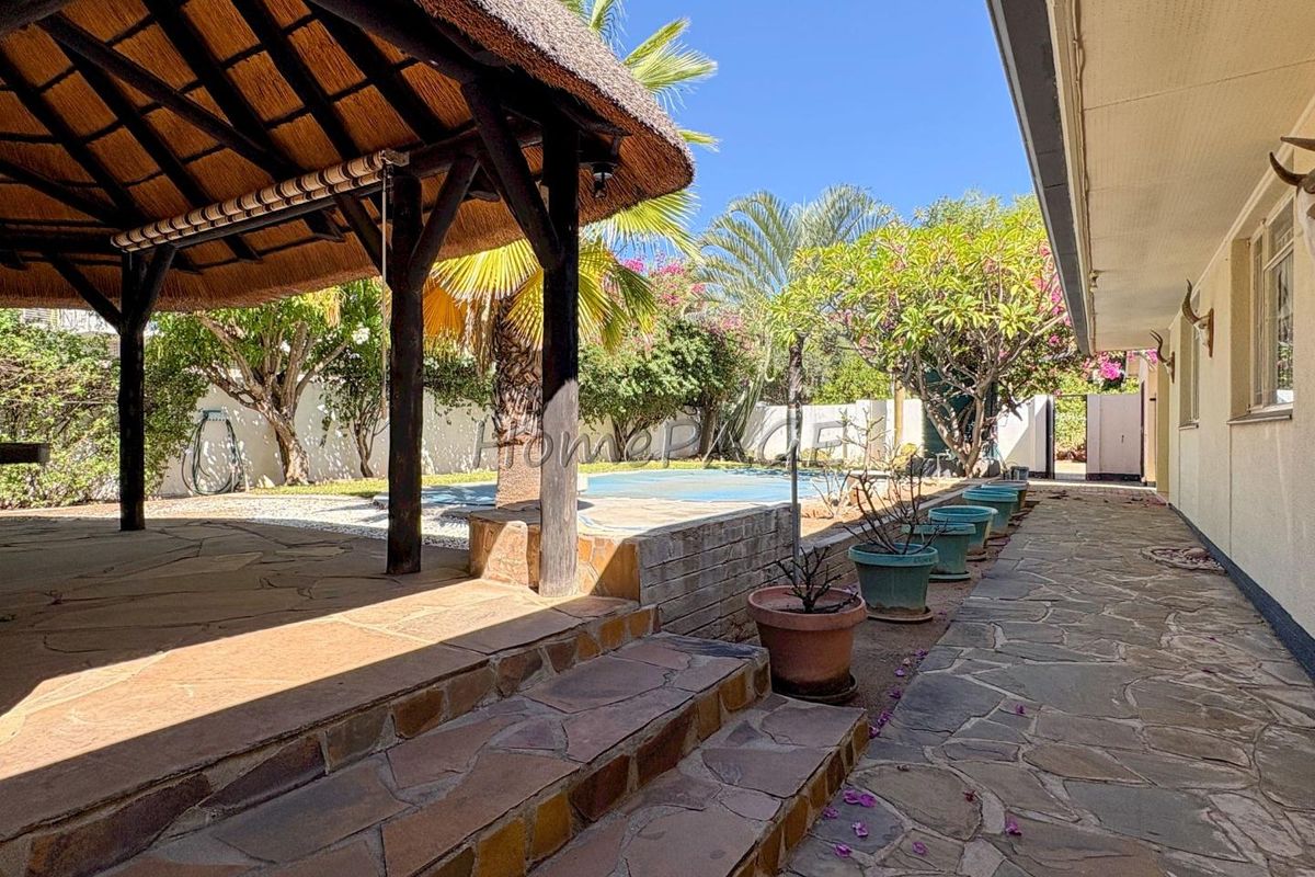 Otjiwarongo:  Home with 5 Bedrooms is for sale - Photo 3