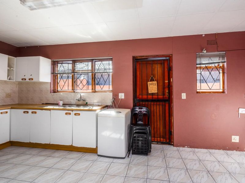 Prime Corner Plot 4-Bedroom Face Brick Home. - Photo 4