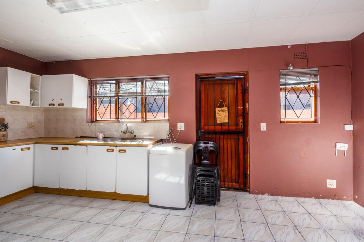 Prime Corner Plot 4-Bedroom Face Brick Home. - Photo 4