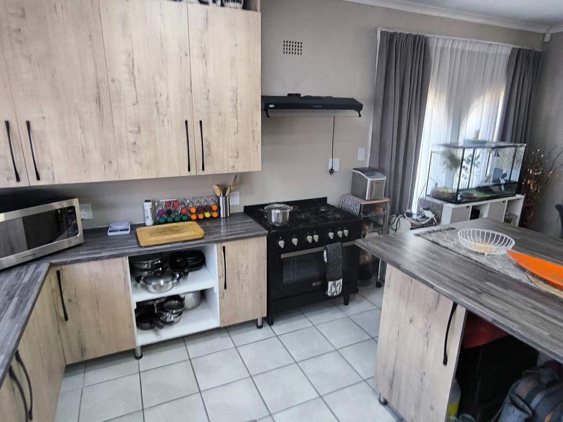 Granny Flat & FREE electricity! - Photo 7