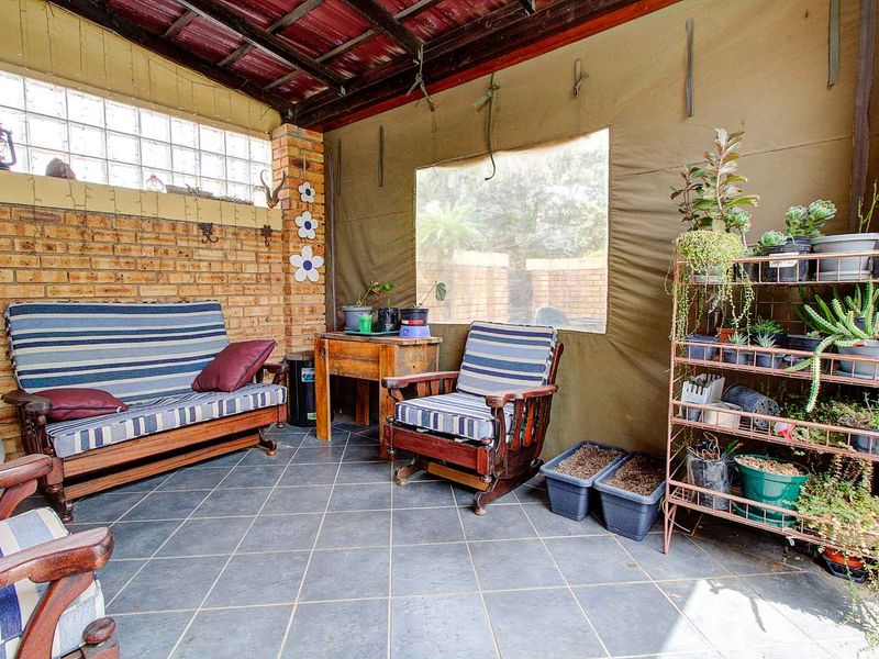 Modern Elegance Meets Comfort - Photo 2