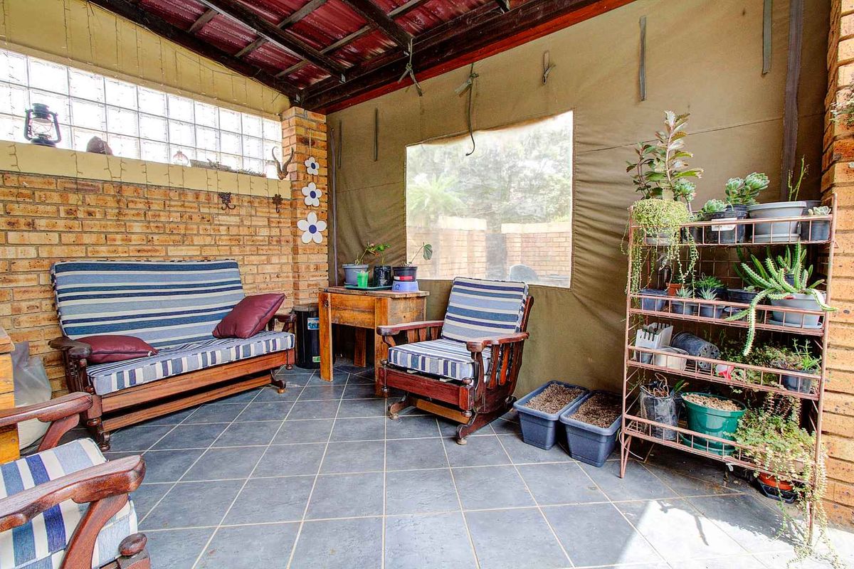 Modern Elegance Meets Comfort - Photo 2