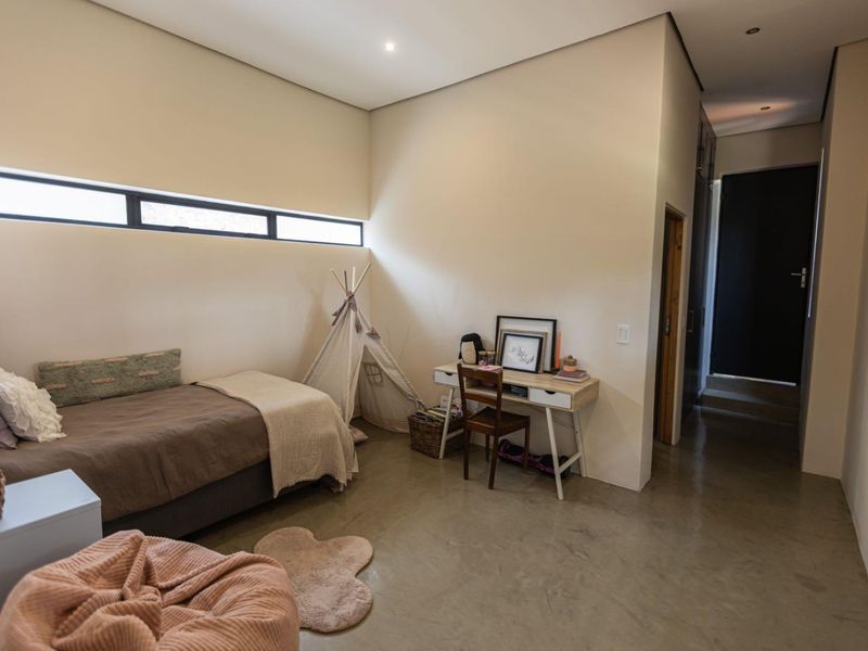 Modern, Private Living in a Prestigious Waterkloof Ridge Street - Photo 8
