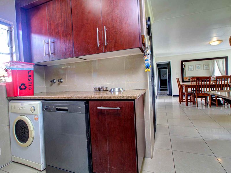 Perfect Family Home: Space, Style, & Solar Savings! - Photo 5