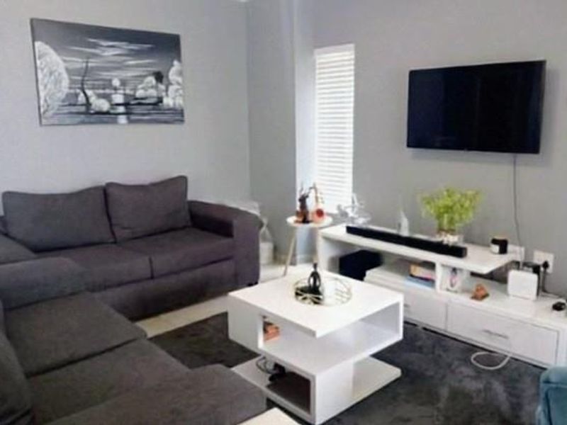 Stylish and Spacious 3-Bedroom Townhouse to Rent - Photo 3