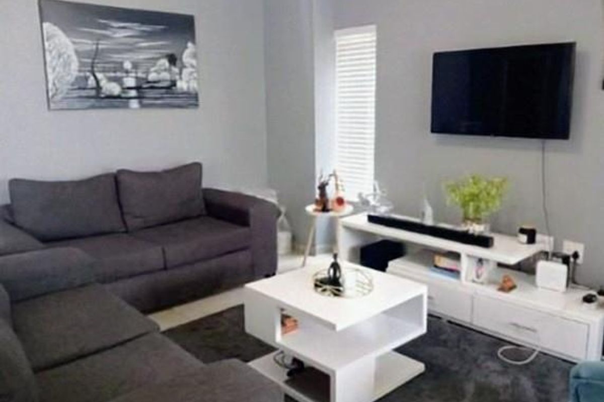 Stylish and Spacious 3-Bedroom Townhouse to Rent - Photo 3