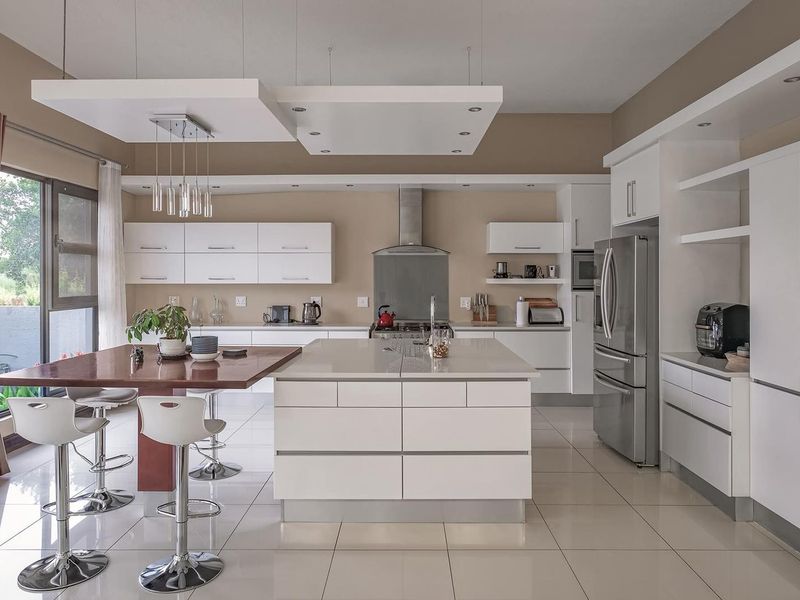 Contemporary Executive Retreat in Auasblick – Nature Views & Pool (House to Rent N$ 40 000) - Photo 2