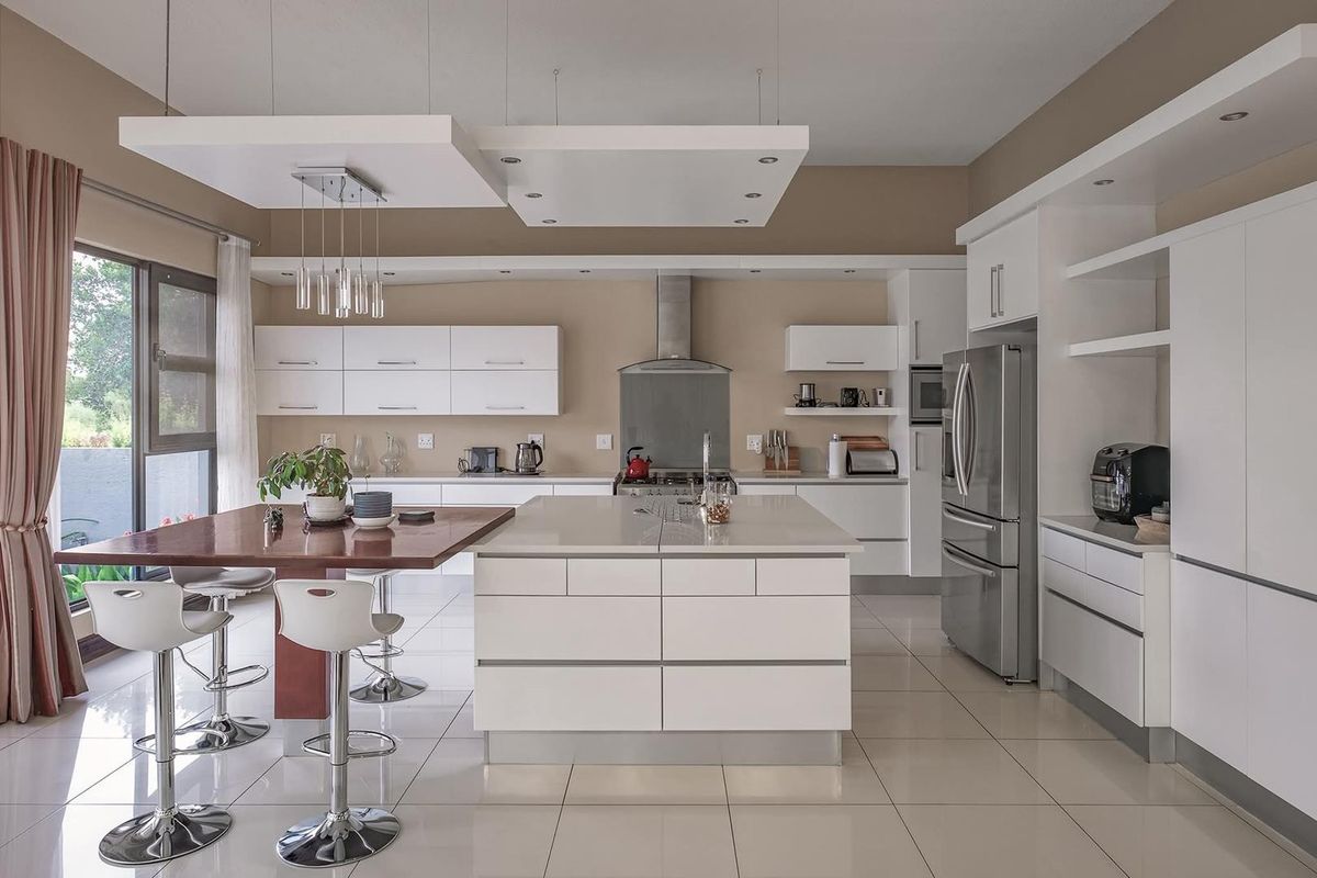 Contemporary Executive Retreat in Auasblick – Nature Views & Pool (House to Rent N$ 40 000) - Photo 2