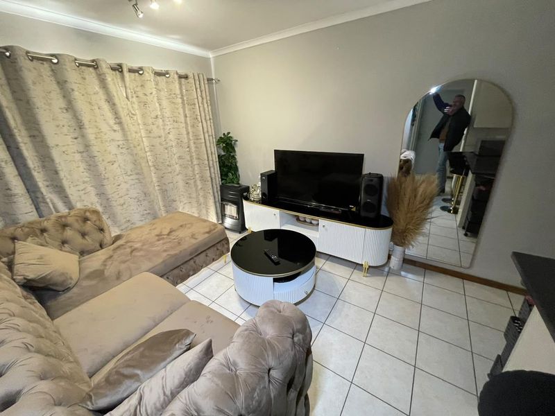 Conveniently Located 2-Bed Unit Near Schools & Shopping! - Photo 9