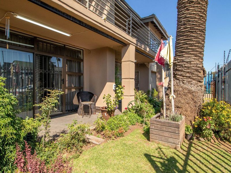 Beautiful Double-Storey 5 Bedroom Home - Photo 2