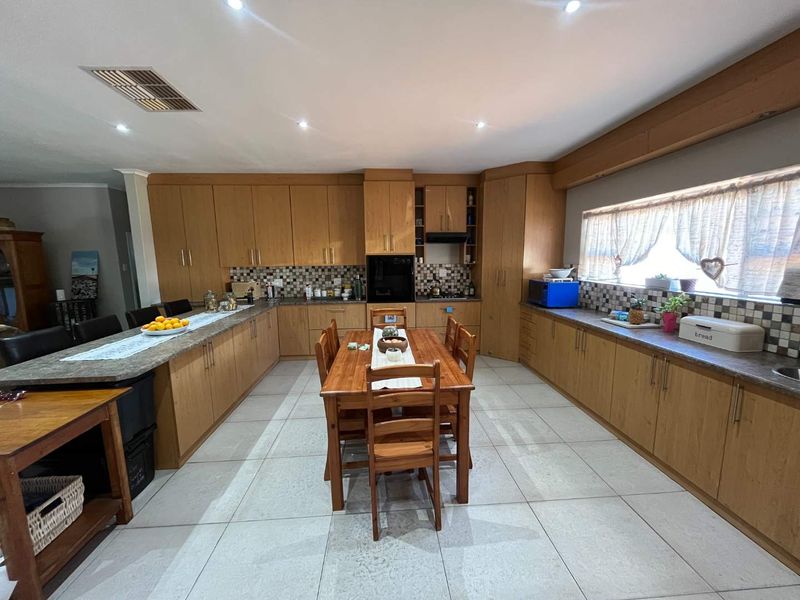 Lovely Family Home with Flat in a Sought-After Area - Photo 10