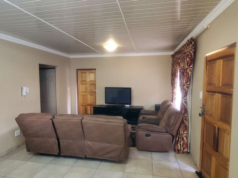 Contemporary Elegance in Secure Complex – Call Now! - Photo 9