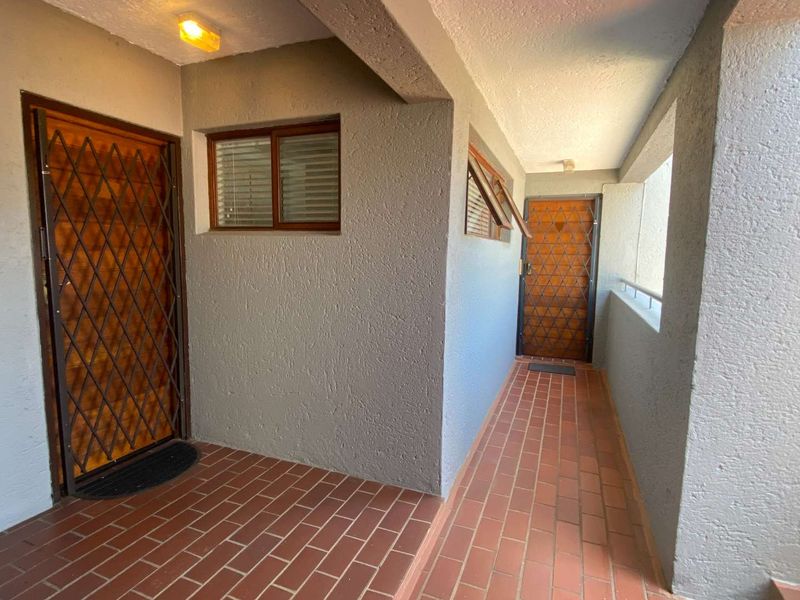 1 Bedroom Apartment / Flat for sale in Waterkloof. - Photo 2