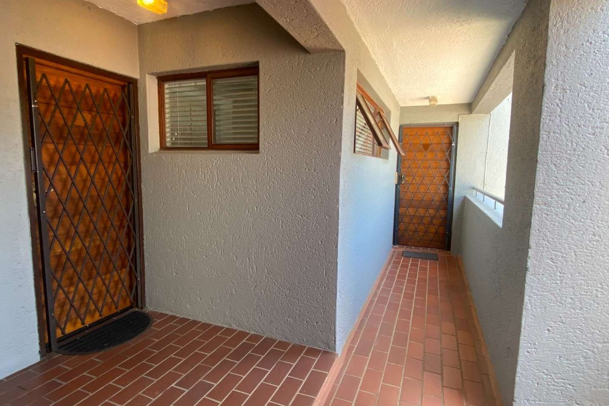 1 Bedroom Apartment / Flat for sale in Waterkloof. - Photo 2