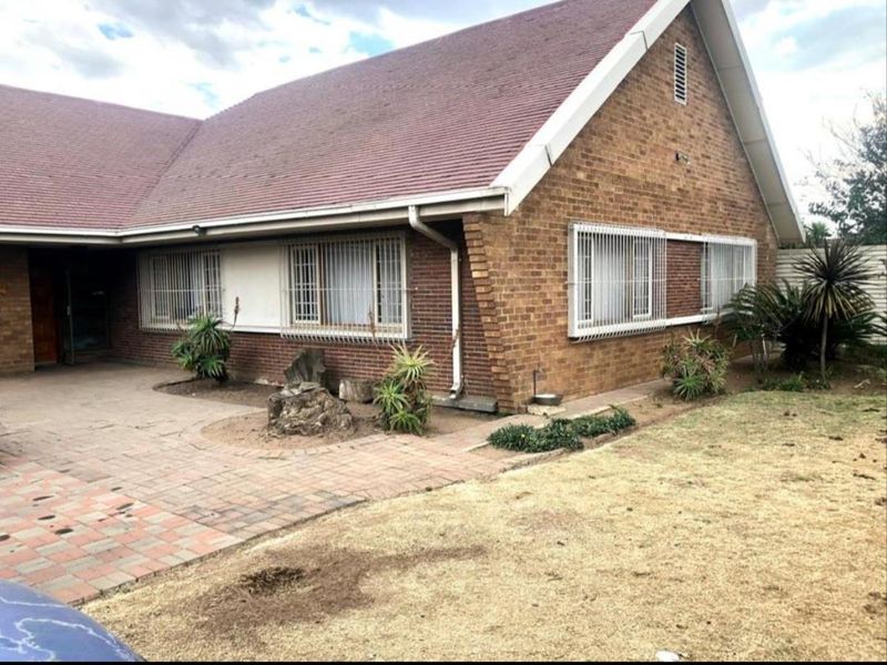4 Bedroom House for Sale - Photo 2