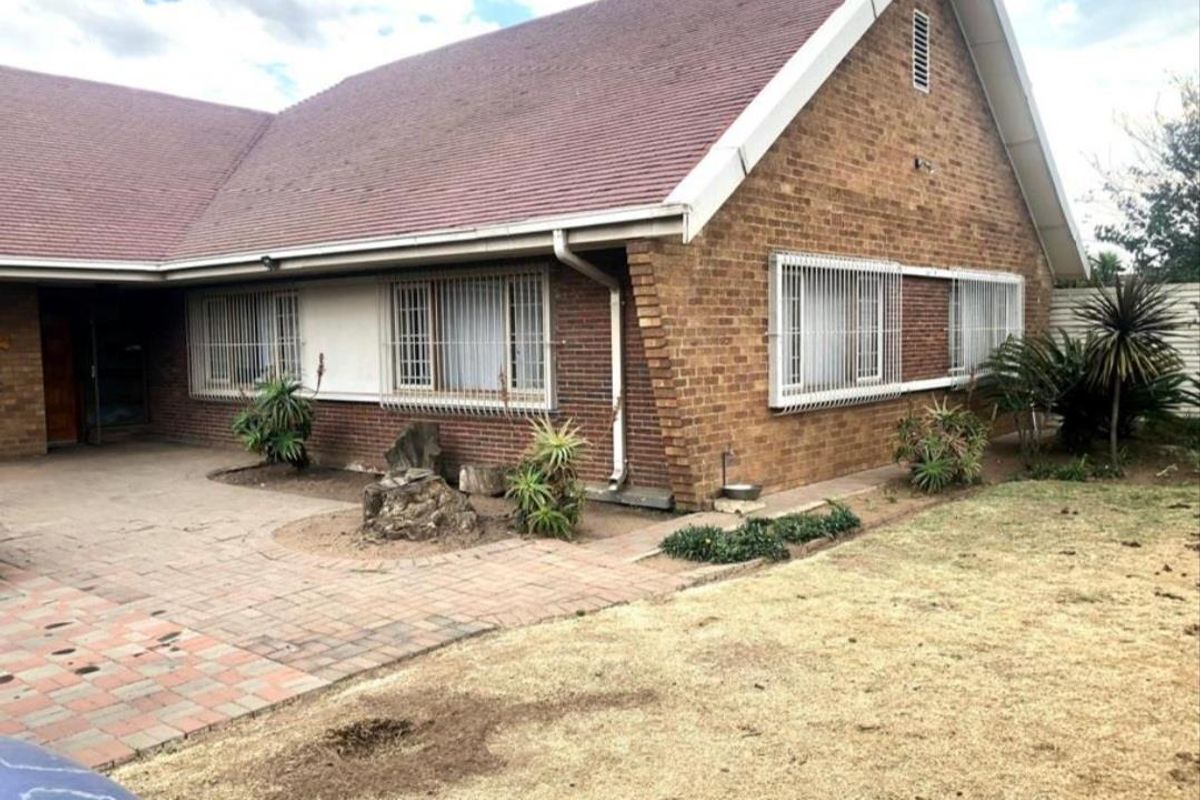 4 Bedroom House for Sale - Photo 2