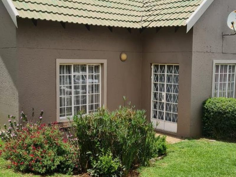 Neat Townhouse - Photo 4