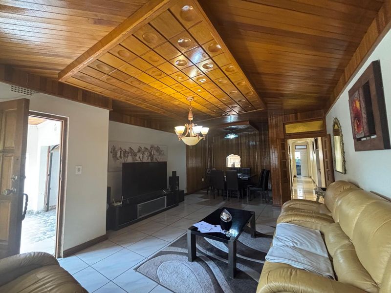 4 Bedroom house for sale in Diepkloof - Photo 4