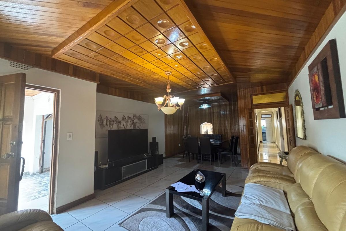 4 Bedroom house for sale in Diepkloof - Photo 4