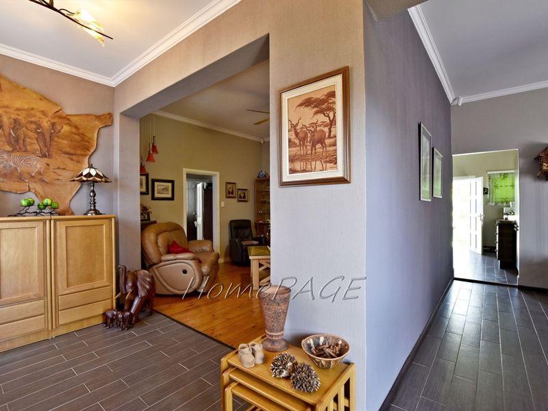 Central, Swakopmund:  EXTREMELY NEAT Home with 3 FLATS is for Sale - Photo 9