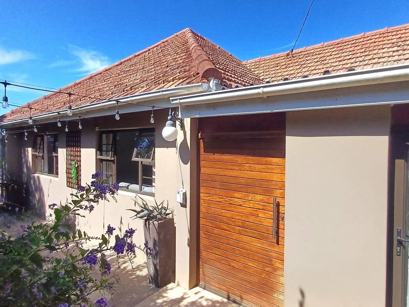 Tranqual family home with uninterupted views toward Nahoon Beach - Photo 4
