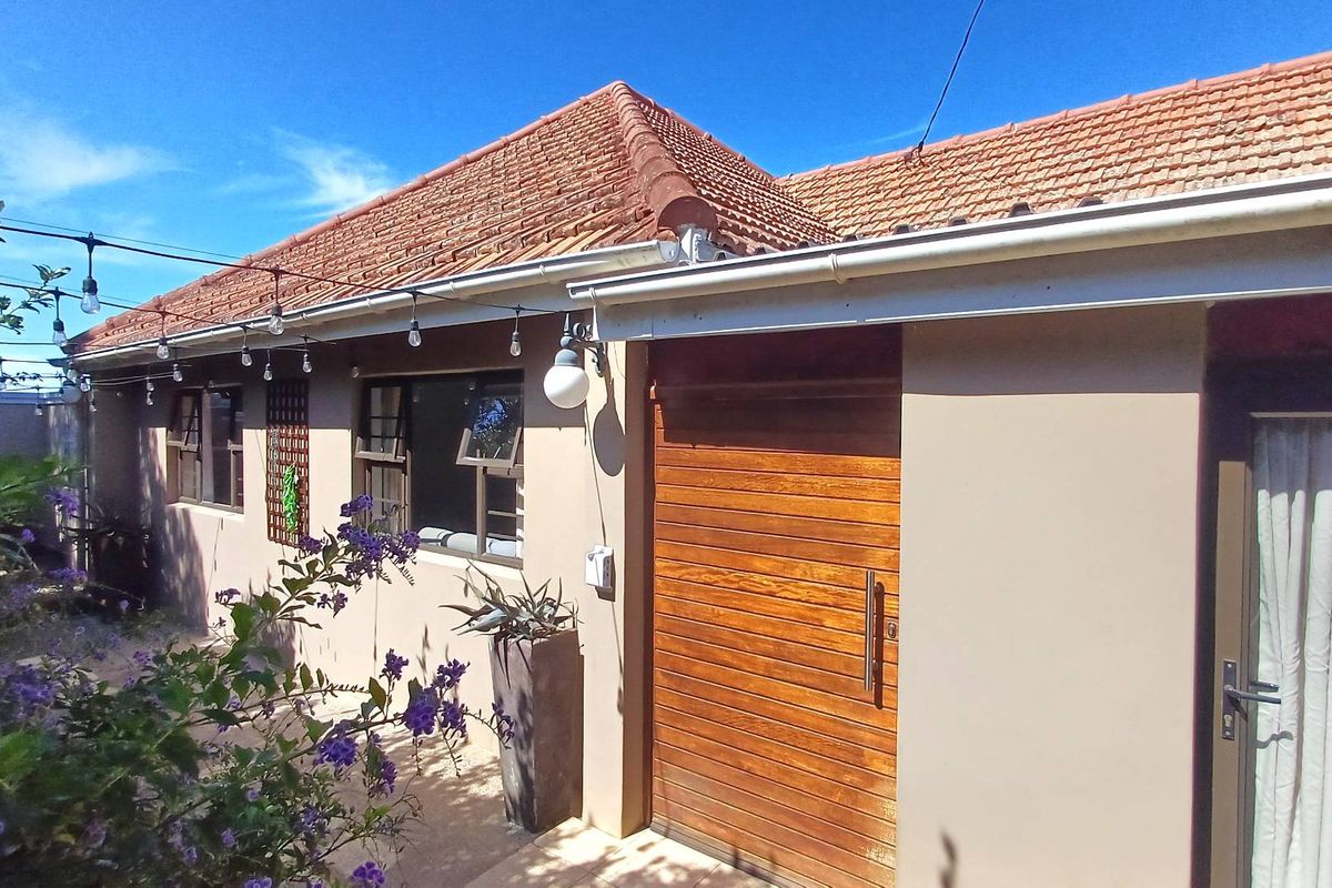 Tranqual family home with uninterupted views toward Nahoon Beach - Photo 4