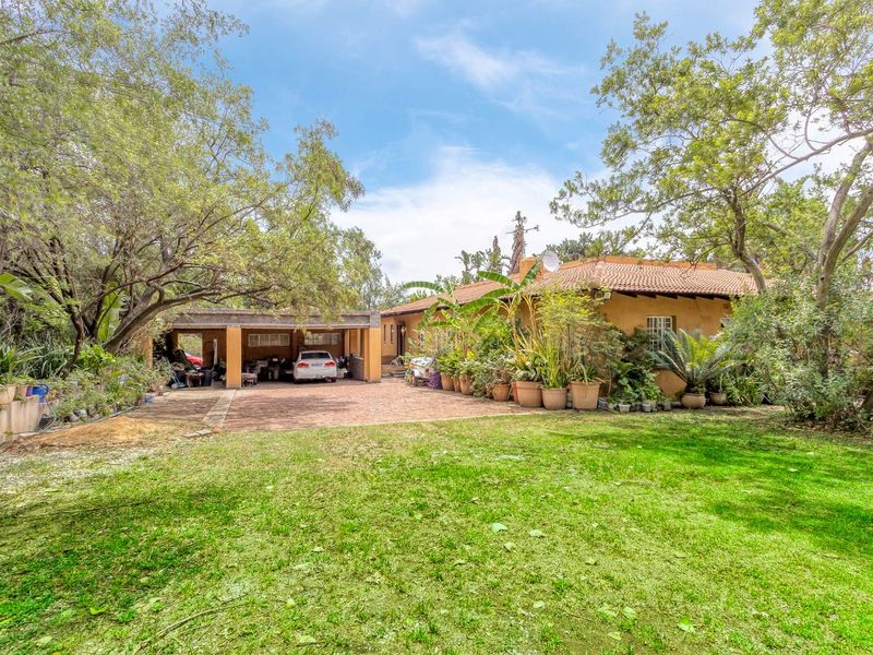 Peaceful Country Living: Two-Bedroom Home with Pool & Two One-Bedroom Cottages! - Photo 3