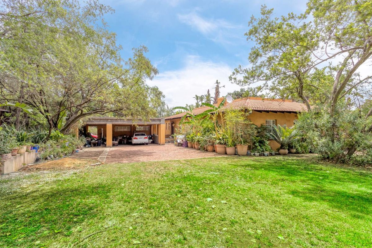 Peaceful Country Living: Two-Bedroom Home with Pool & Two One-Bedroom Cottages! - Photo 3