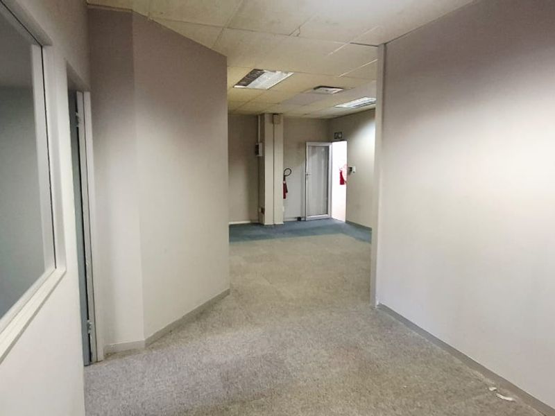 "Elevate Your Business: Spacious Office with Flexible Layout!" - Photo 2