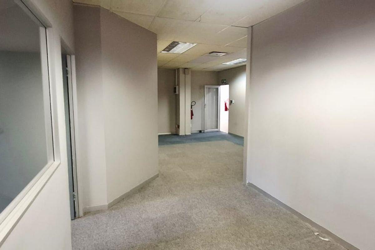 "Elevate Your Business: Spacious Office with Flexible Layout!" - Photo 2