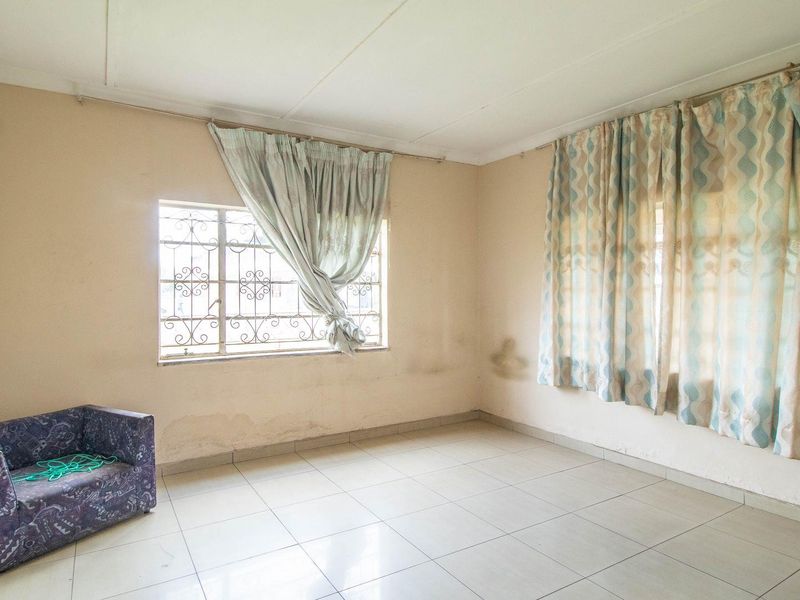 Unlock Potential: Spacious 3-Bed Home with Bonus Flatlet! - Photo 2