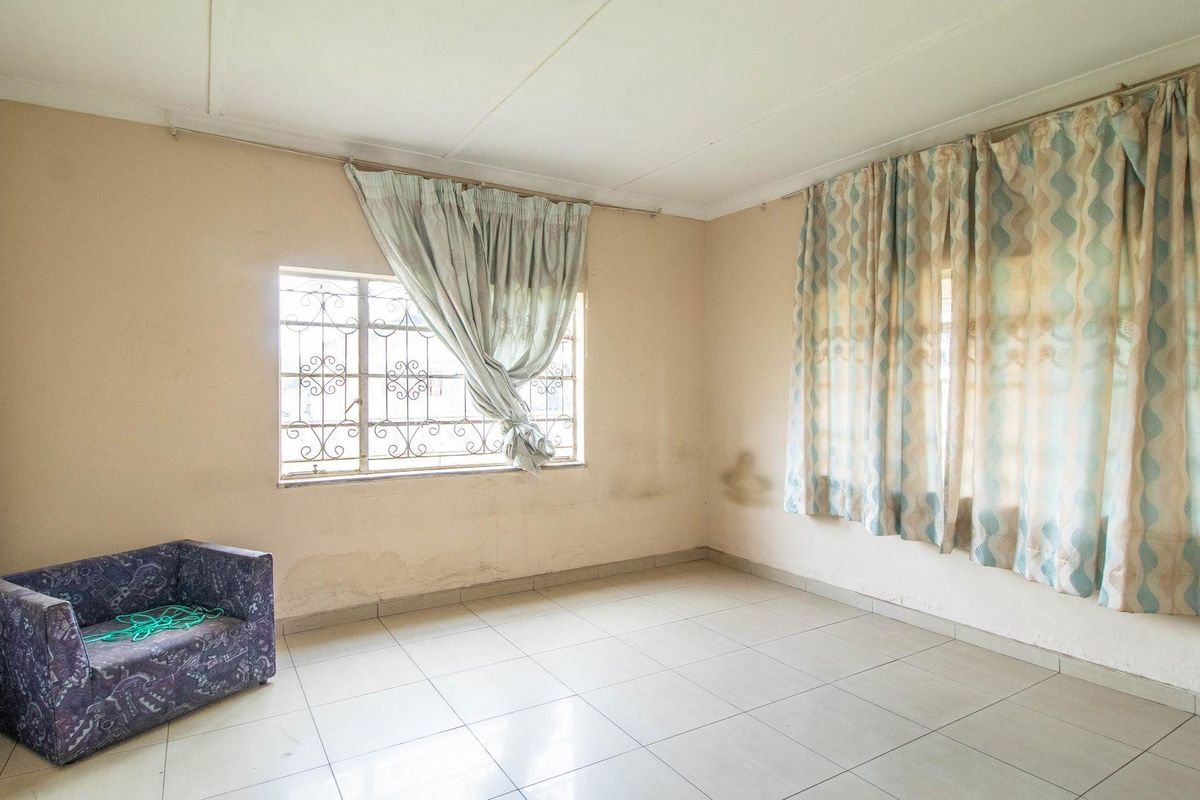 Unlock Potential: Spacious 3-Bed Home with Bonus Flatlet! - Photo 2