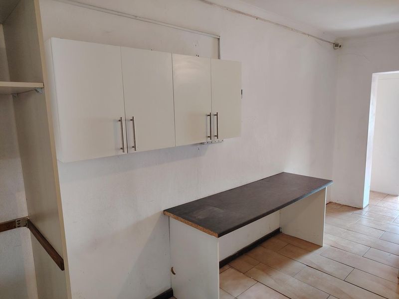 Two-bedroom garden cottage with separate entrance - Photo 4