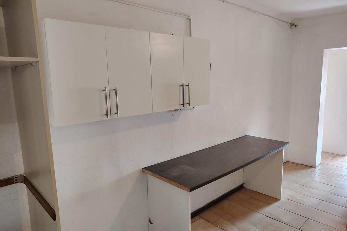 Two-bedroom garden cottage with separate entrance - Photo 4