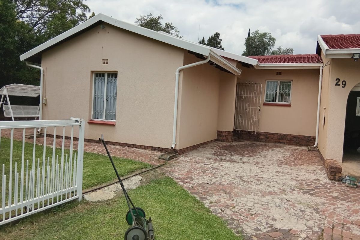 Three bedroom house for sale in Brackendowns - Photo 4
