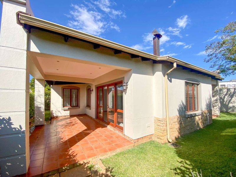 Charming Townhouse in Secure Sandton Village Estate, Paulshof - Photo 3