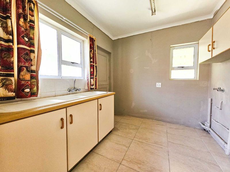 Your family home awaits, perfectly located. - Photo 9