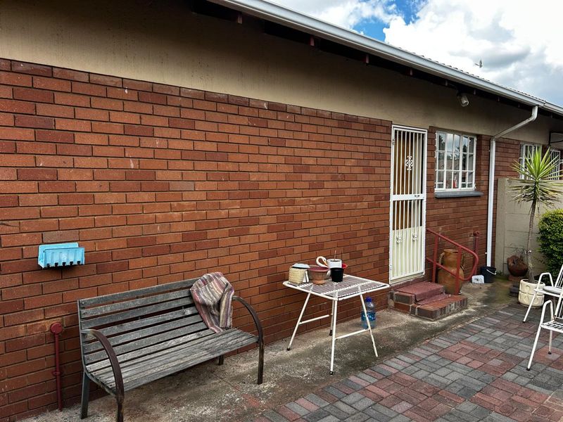 Lovely 2 Bedroom Simplex in a sought after Retirement Village - Photo 8