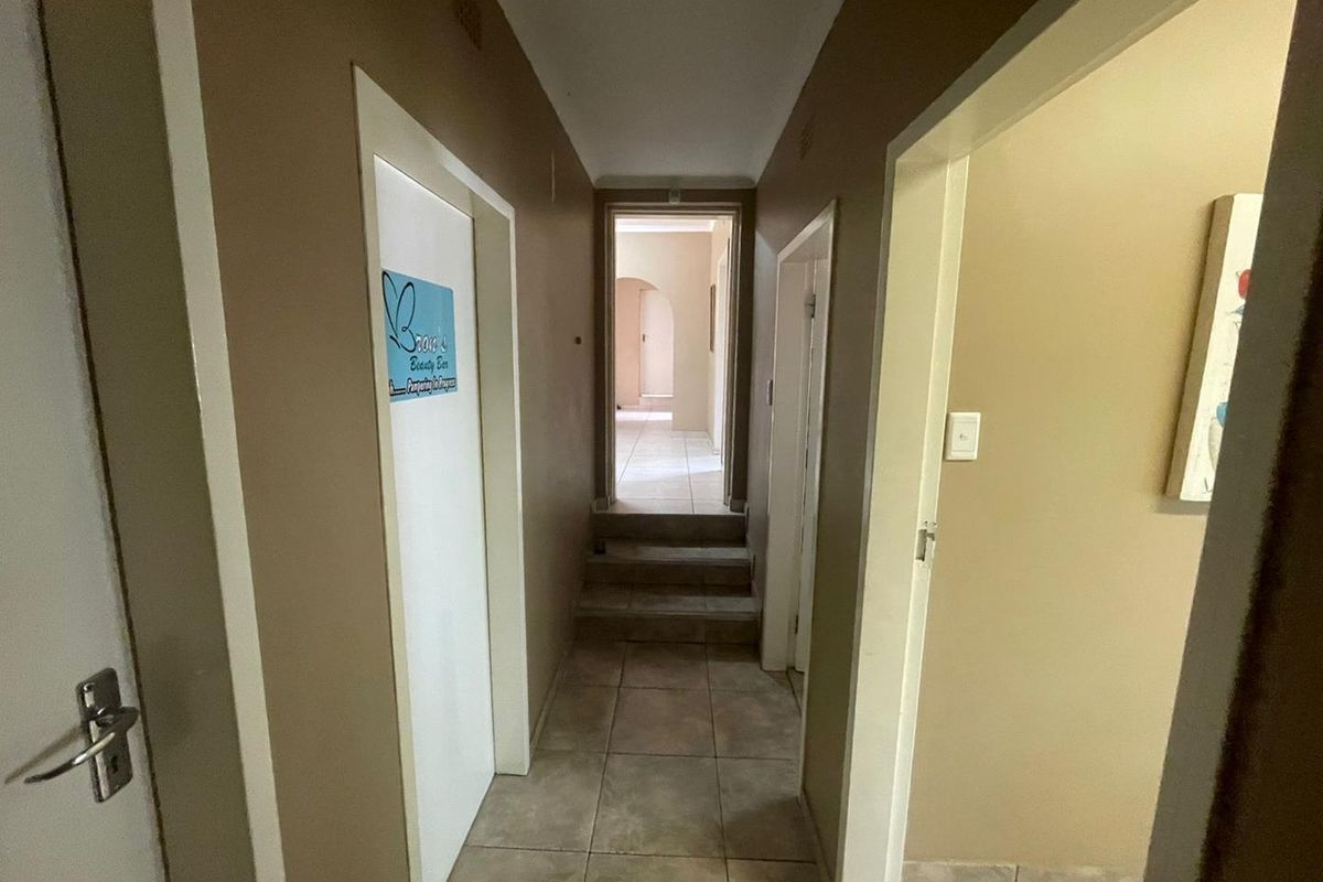 BUSINESS INVESTORS - GREAT INCOME IN GLENVISTA - Photo 3