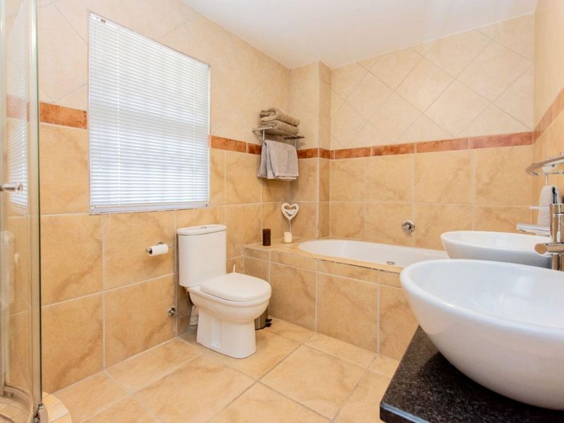 3-bedroom, 2-bathroom home available to rent in Villa Diamante. - Photo 9