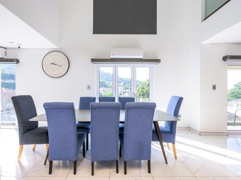 The Pinnacle of Comfort and Elegance in West Hills Estate: Welcome to Your Dream Home - Photo 9