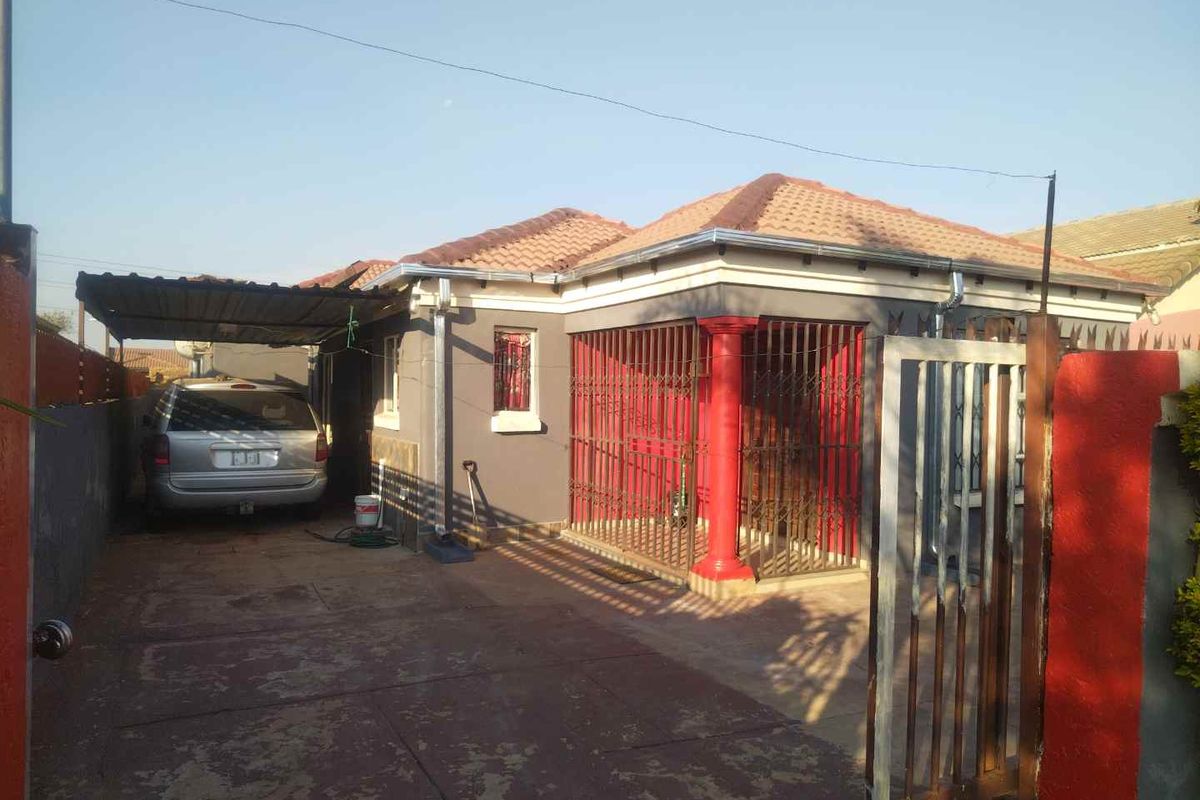 Stunning 4 bedrooms house to rent in Soshanguve VV - Photo 2