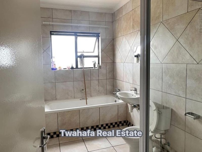 Spacious Three bedroom Townhouse - Photo 7