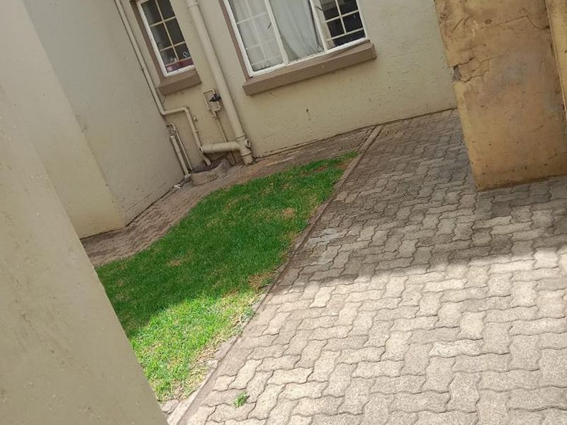 3 BEDROOMS GROUND FLOOR TOWNHOUSE - Photo 4