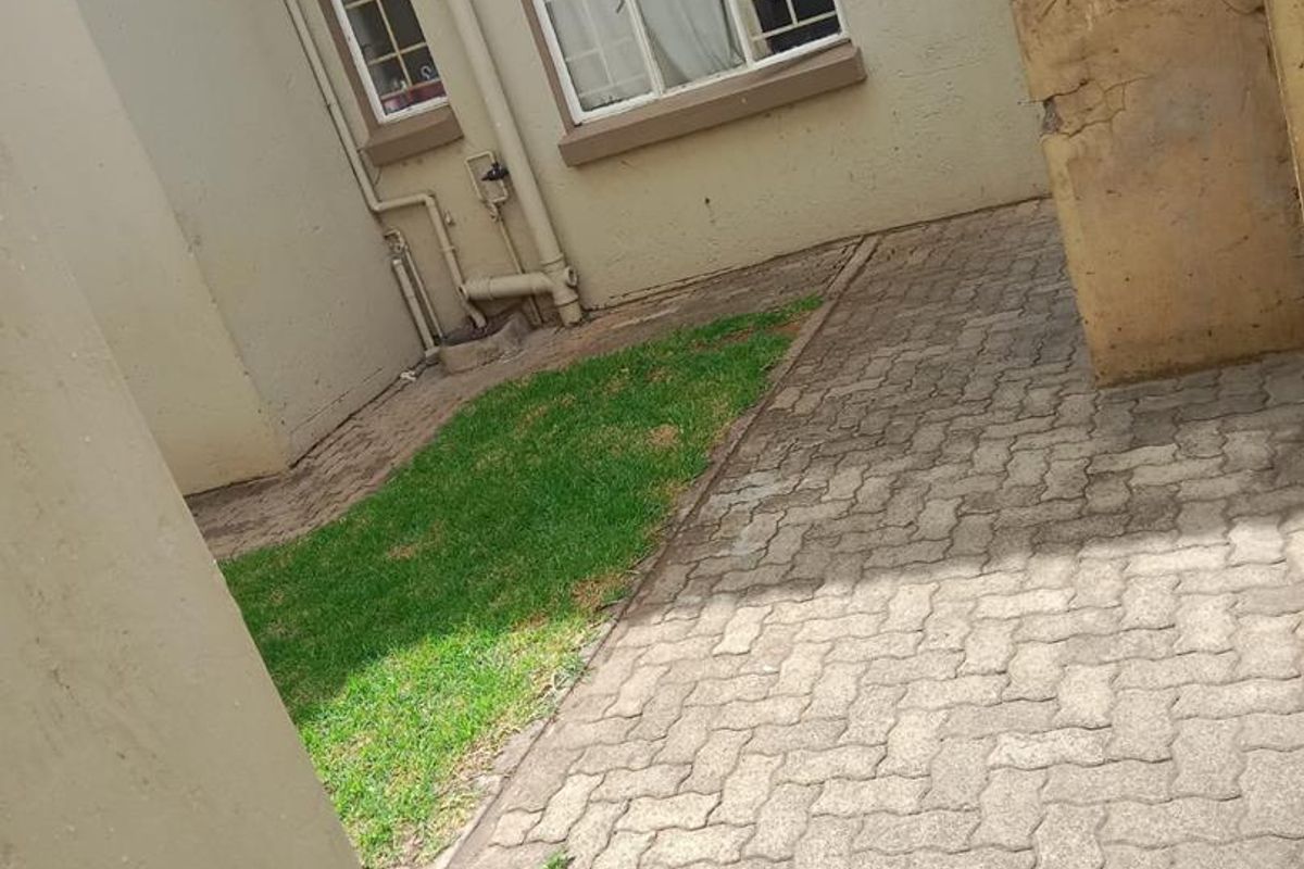3 BEDROOMS GROUND FLOOR TOWNHOUSE - Photo 4