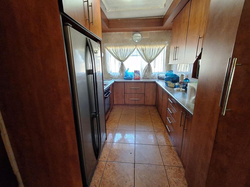 3-Bedroom Home with Garage, Storeroom, Carport & Spacious Backyard - Photo 8